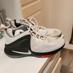 Nike Men's White and Black Athletic Shoes